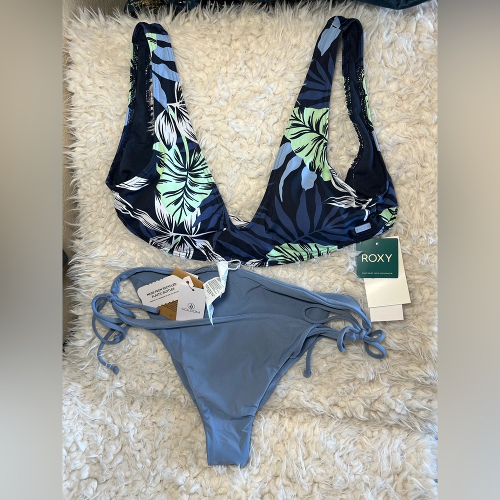 Two piece bikini set. Roxy NeW. W/medium top and large bottoms.